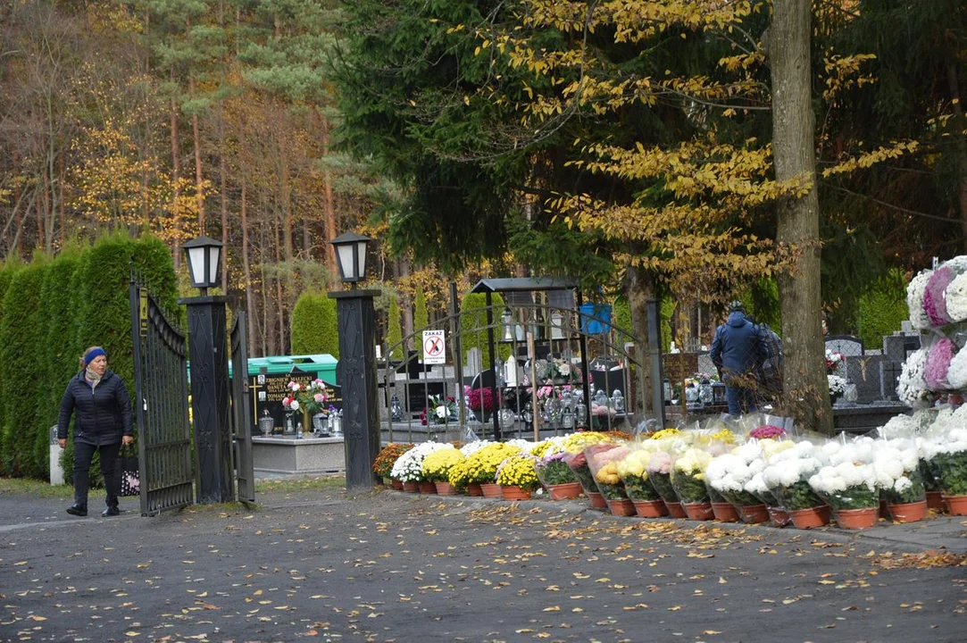 Przedświąteczny ruch przy cmentarzach w Chodlu i Poniatowej