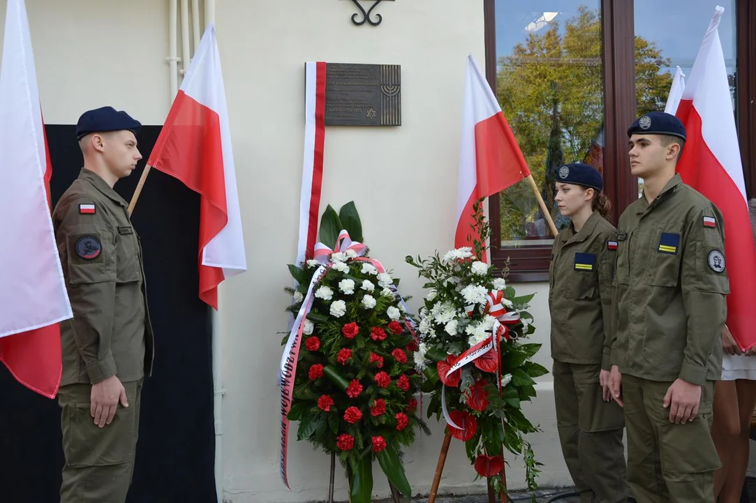 Opole Lubelskie: Samorządowcy odsłonili tablicę upamiętniającą zamordowanych Żydów (ZDJĘCIA) - Zdjęcie główne