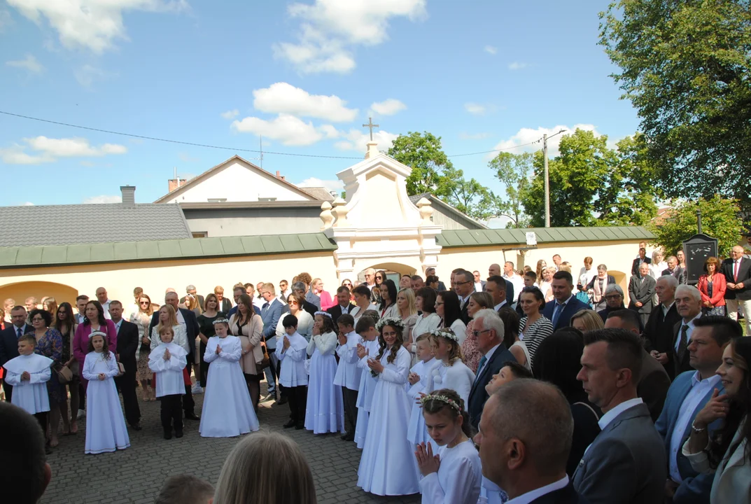 Uczniowie z klas III A i III C z SP nr 2 w Opolu Lubelskim przystąpili do I Komunii Świętej 3 czerwca o godz. 10