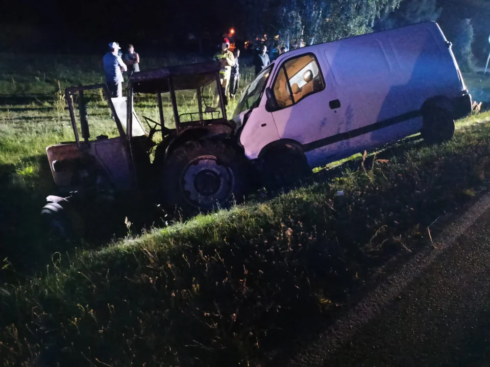 Groźny wypadek w Serokomli. Samochód uderzył w ciągnik