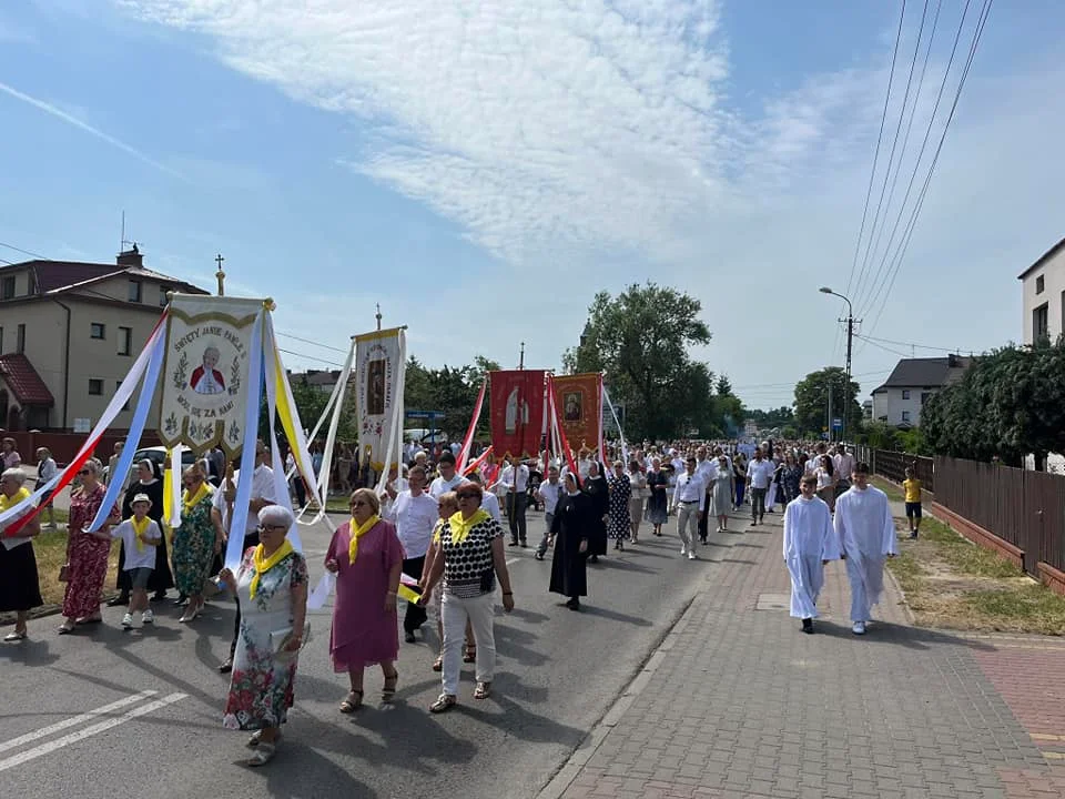 Procesja Bożego Ciała w parafii Matki Kościoła w Łukowie