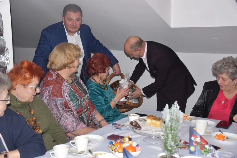 Setka gości na Mikołajkach w bibliotece w Krzywdzie (ZDJĘCIA). Udane spotkanie mieszkańców