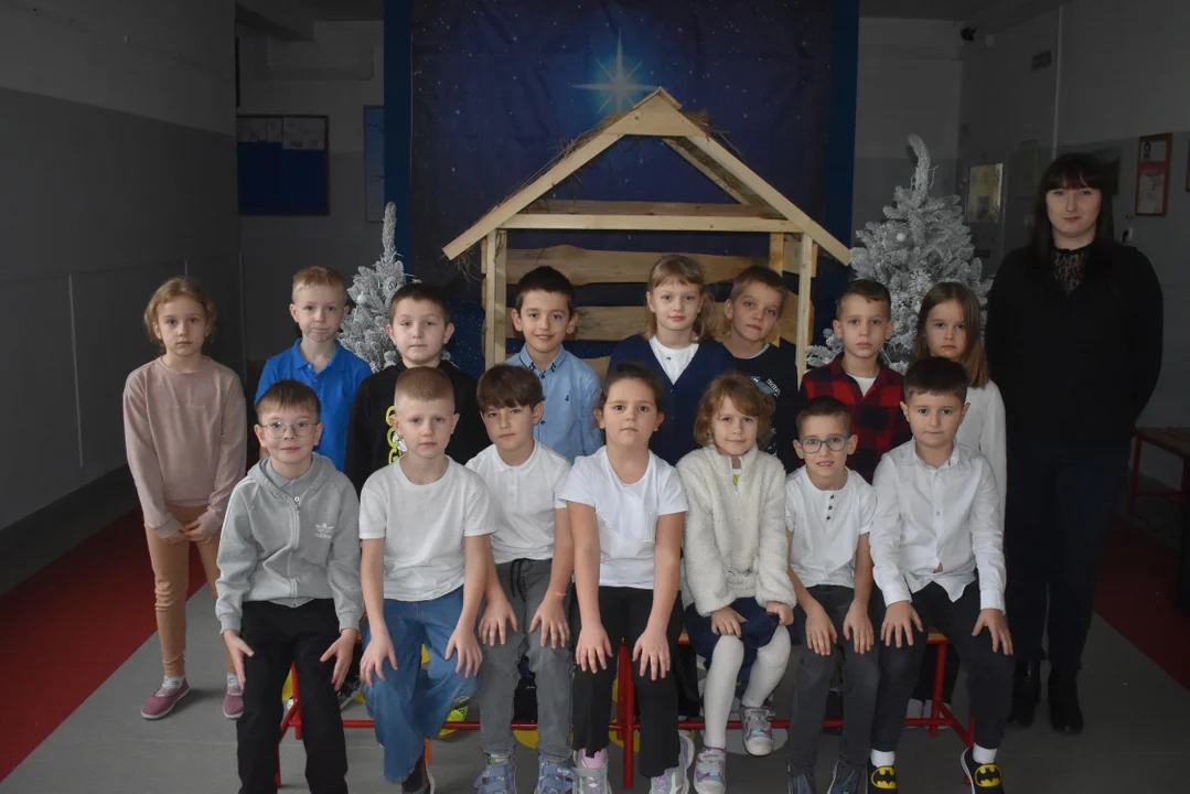 Klasa 1B, wychowawca - Ewa Wiejak oraz nauczyciel współorganizujący - Agnieszka Nita-Kościelniak