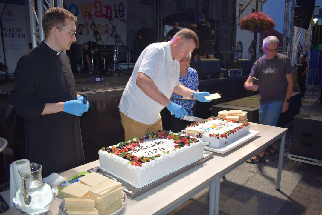 Burmistrz i ksiądz podzielili tort dla 88 Ann (zdjęcia, film) - Zdjęcie główne
