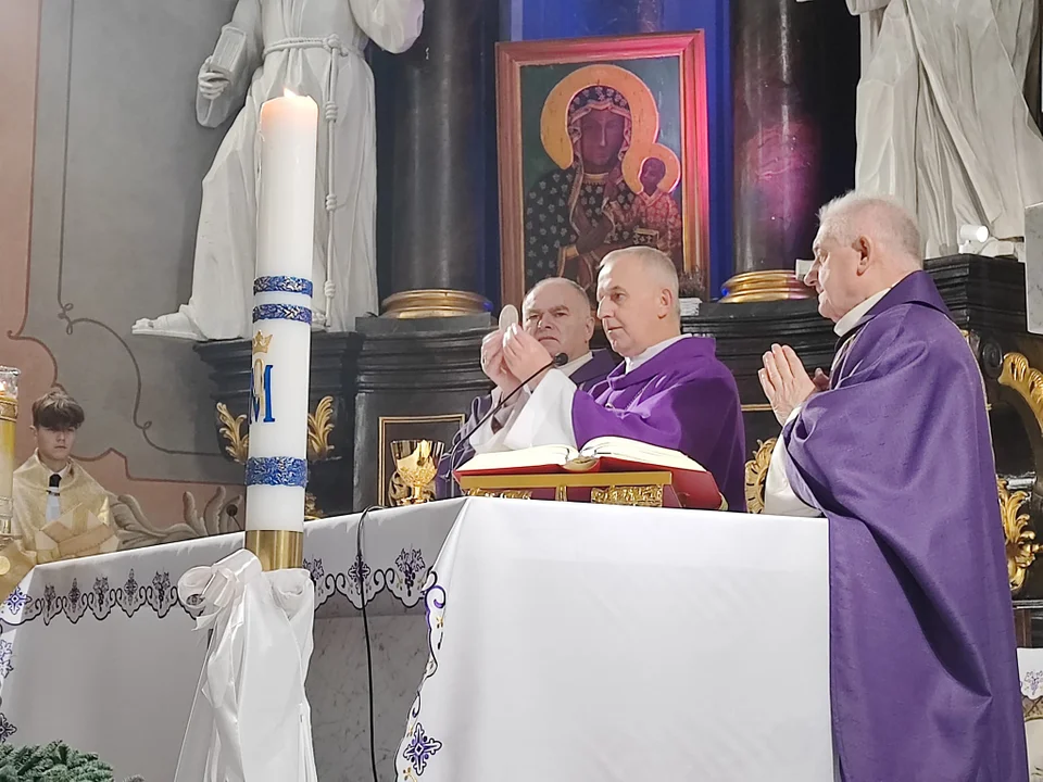 Biskup Grzegorz Suchodolski odwiedził Parafię Podwyższenia Krzyża Św. Ingres Biskupa z plebanii do kościoła i msza święta