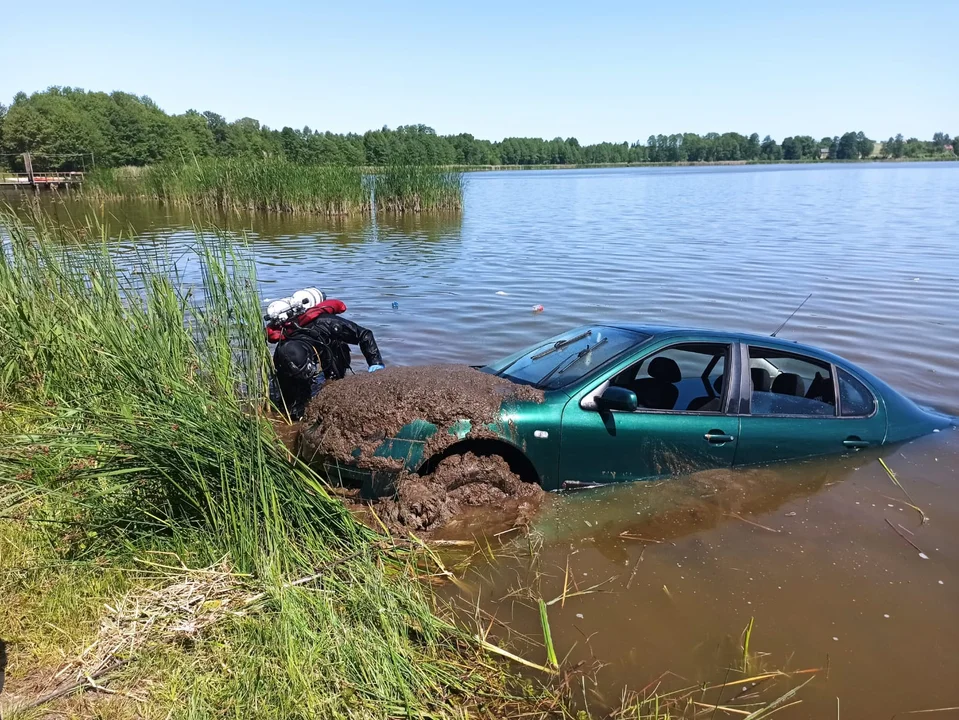 Powiat parczewski: Samochód stoczył się do jeziora. Wyciągnęli go strażacy