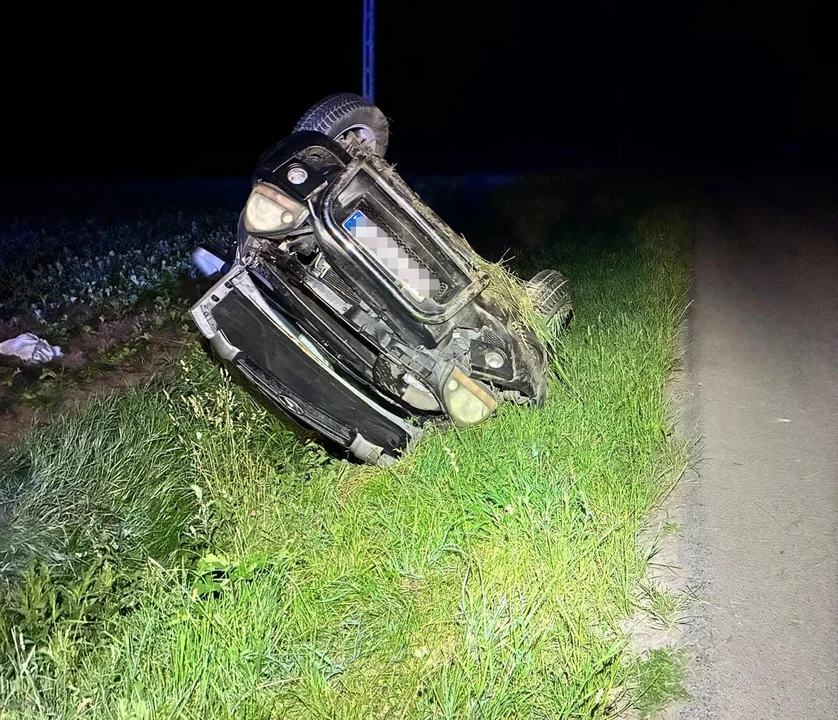 Lubelskie: Kierowca był na tyle nietrzeźwy, że stracił przytomność. Samochód dachował