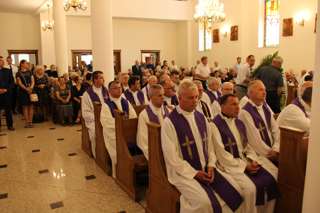 Pogrzeb Ks. Zbigniew Hackiewicz. Proboszcza parafii w Jedlance pożegnała setka duchownych