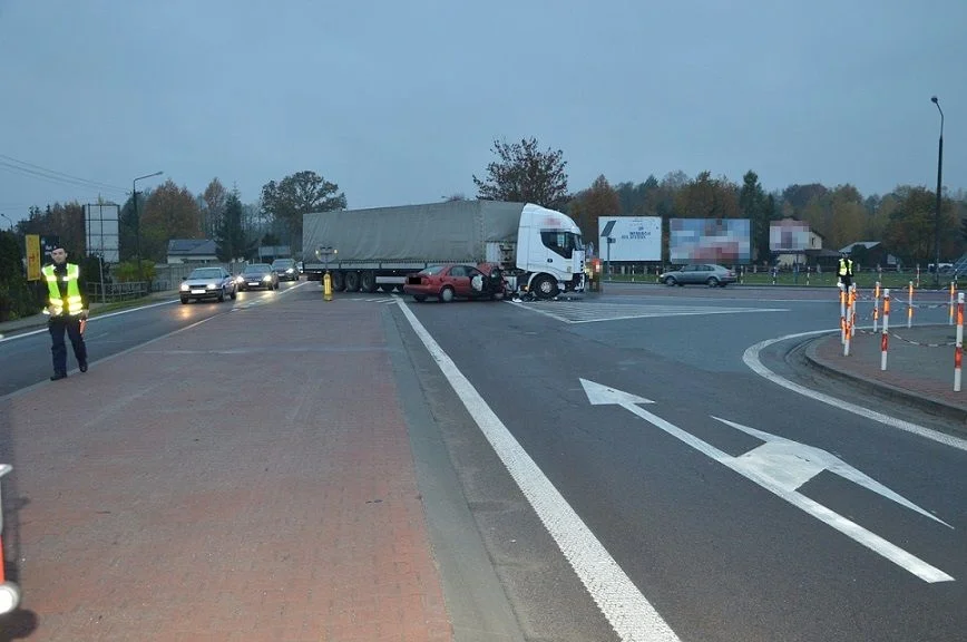 Powiat bialski: Groźna kolizja na skrzyżowaniu. Osobówka zderzyła się z ciężarówką