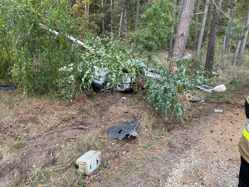 W gminie Krzywda 48-latek zginął po uderzeniu autem w drzewo. (zdjęcia wypadku z policji i straży pożarnej)