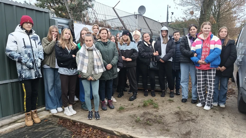 Uczniowie II LO w Lubartowie niosą pomoc dla schroniska