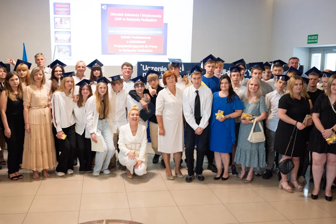 Uroczyste zakończenie roku szkolnego klas 8 w Szkole Podstawowej OSiW OHP w Radzyniu - Zdjęcie główne