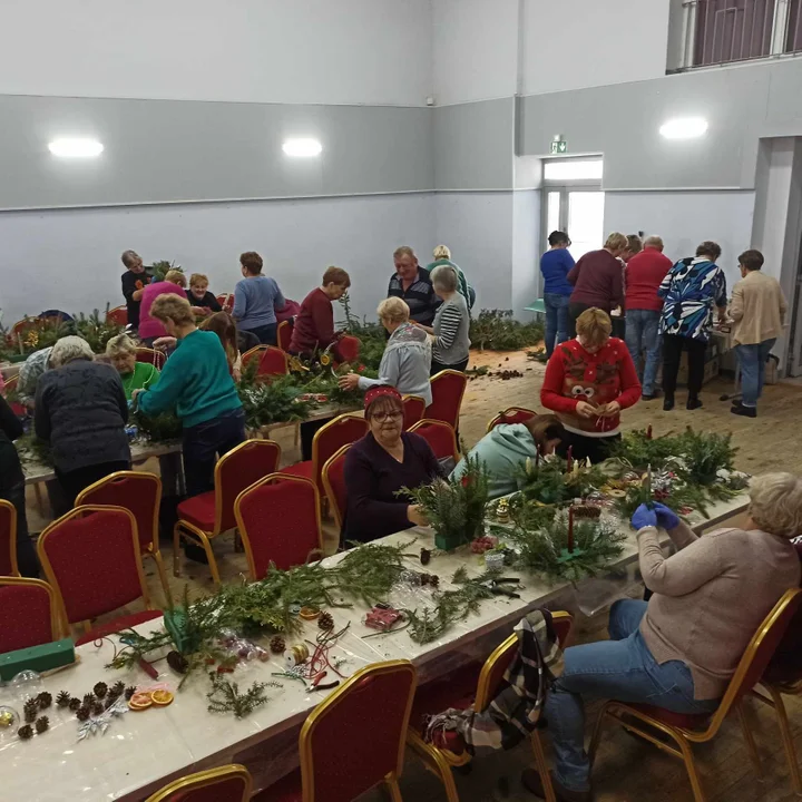 Seniorzy z gminy Trzebieszów zrobili świąteczne stroiki