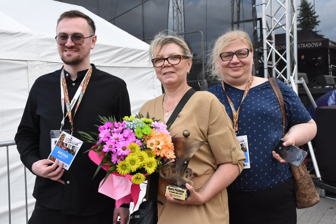 Beata Pochman ze statuetką Człowieka Roku Ziemi Łukowskiej