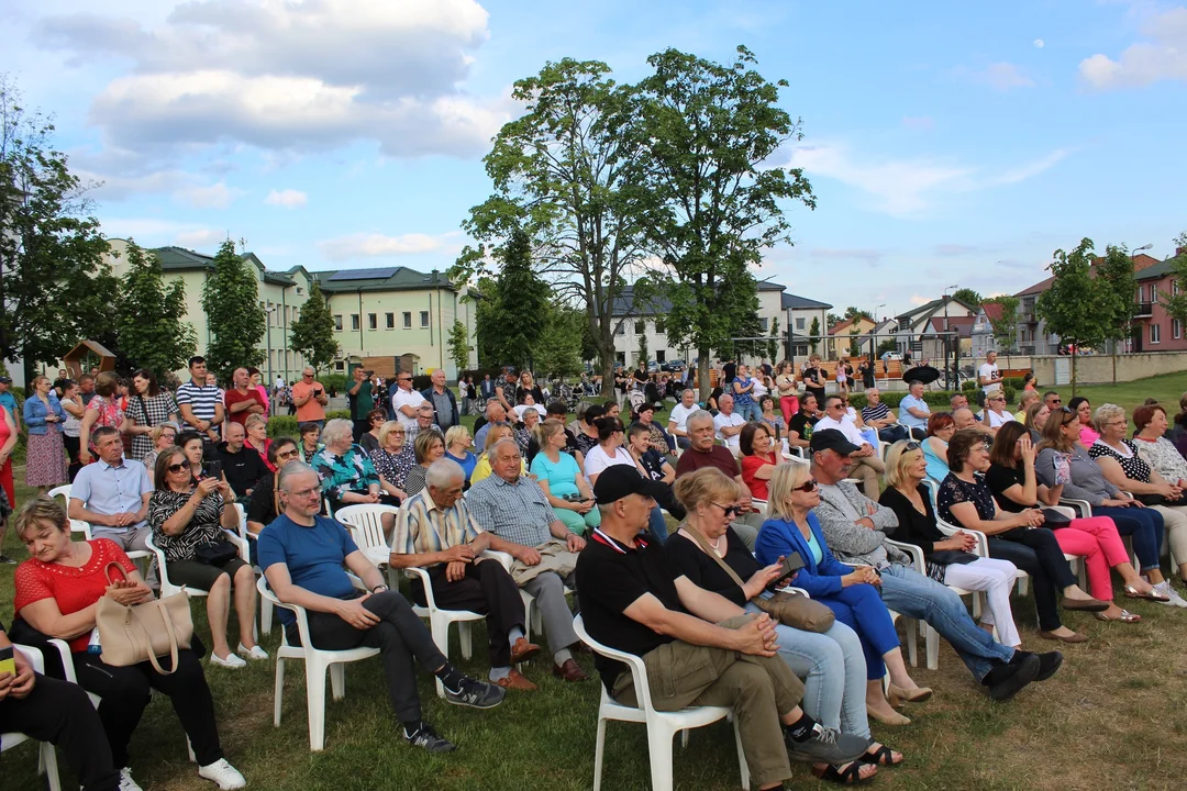 Muzyczne Otwarcie Sezonu Plenerowego 2024 w Gminie Adamów na Placu Niedźwiedzim