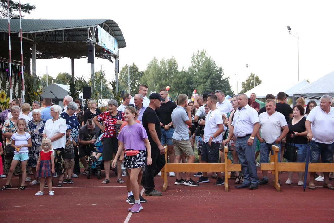 Tłumy na dożynkach w Krzywdzie. Wieńce, turniej sołectw i disco polo