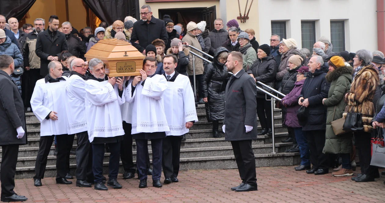 Pożegnanie budowniczego kościoła Matki Bożej Nieustającej Pomocy w Lubartowie. Ks. Józef Huzar zmarł tydzień po papieżu Benedykcie (zdjęcia) - Zdjęcie główne