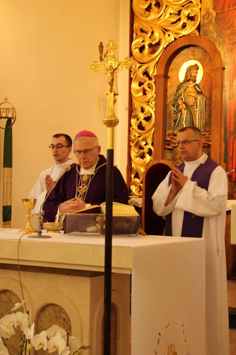 Pogrzeb Ks. Zbigniew Hackiewicz. Proboszcza parafii w Jedlance pożegnała setka duchownych