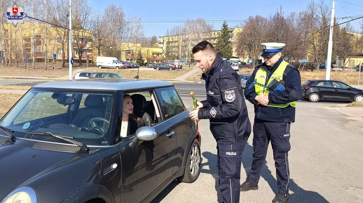 Lublin: Niespodzianka policjantów z okazji Dnia Kobiet. Dla każdej zatrzymanej do kontroli kierującej