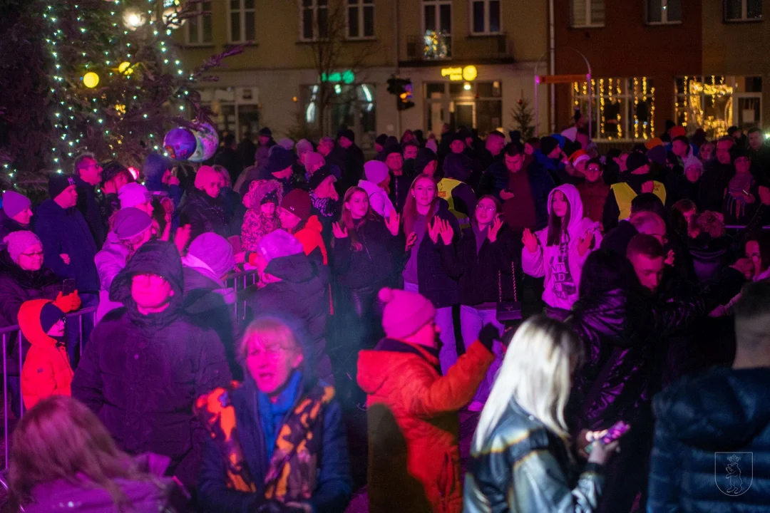 Łukowianie powitali Nowy Rok na placu pod zegarem! (zdjęcia) Muzyka, zabawa i życzenia. - Zdjęcie główne