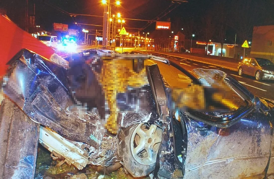 Lublin: Samochód uderzył w latarnię. Zginęły trzy młode osoby - Zdjęcie główne