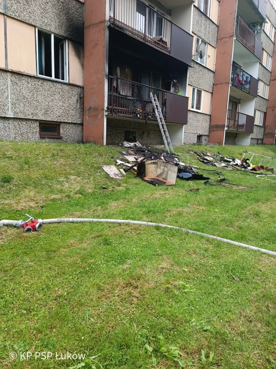 Łuków: Pożar w bloku na osiedlu Sienkiewicza. Strażacy w akcji