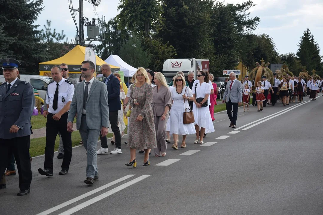 Dożynki Powiatowe w Drelowie 2023. Korowód i prezentacja wieńców