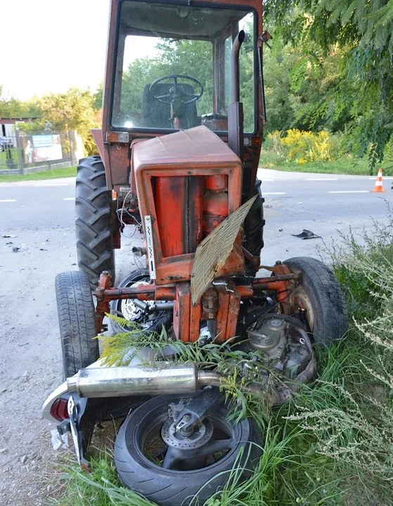 Powiat bialski: Ciągnik zderzył się z motocyklem. Jedna osoba ranna