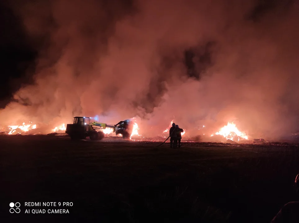 Spaliło się 200 bel słomy na polu (zdjęcia) Gasili je zawodowi strażacy i OSP z gminy Wola Mysłowska
