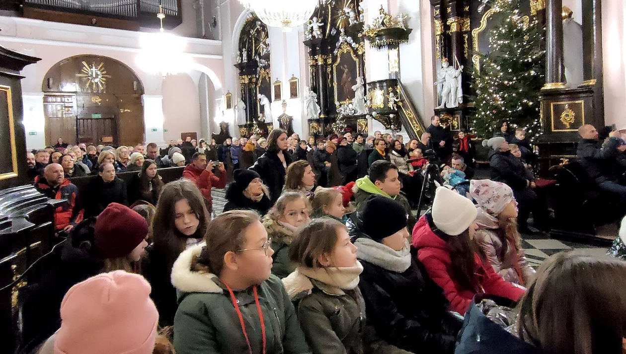 Schola „Promyczki” zaśpiewała kolędy i pastorałki (ZDJĘCIA)