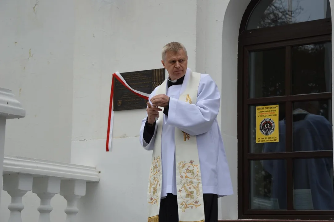 Odsłonięcie tablicy pamiątkowej poświęconej Żydom z Józefowa nad Wisłą zamordowanym podczas akcji "Reinhard"