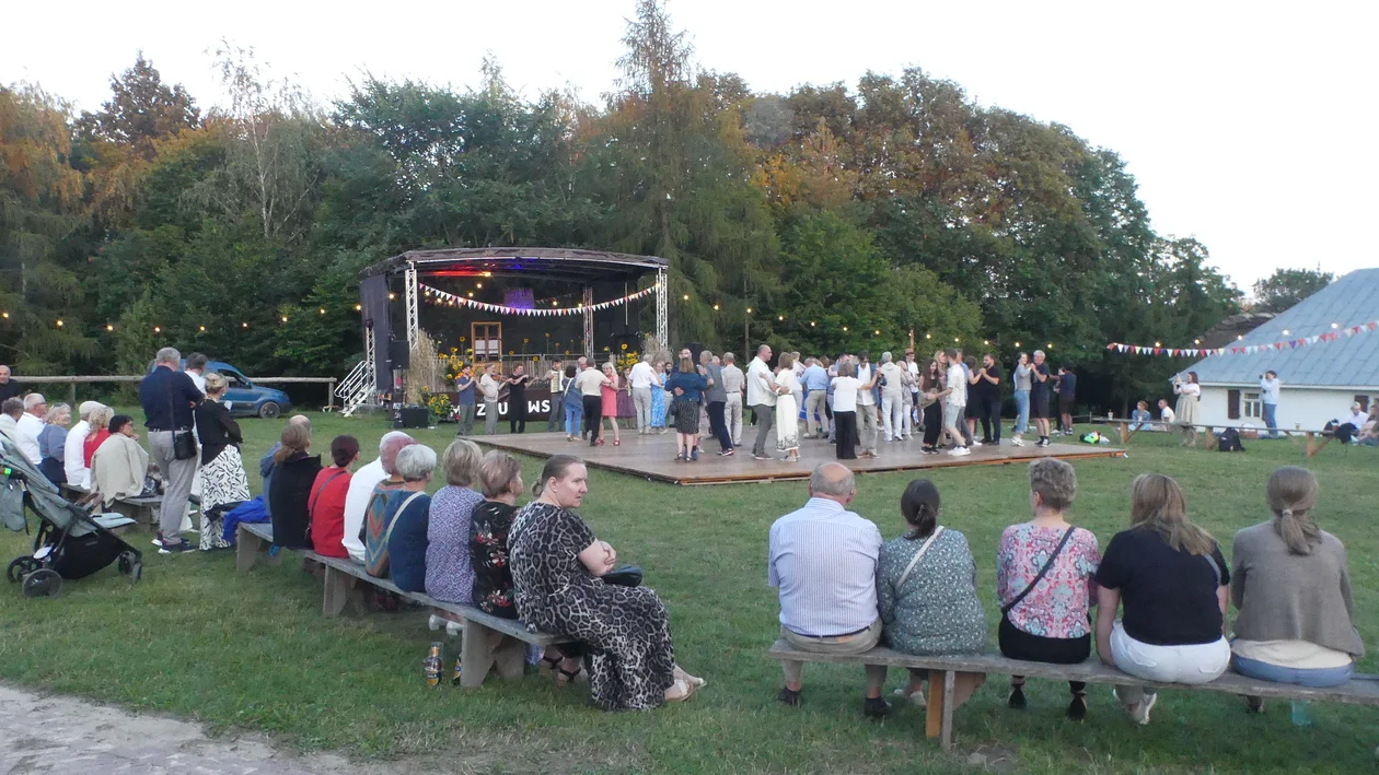 Mieszkańcy ruszyli na parkiet! Potańcówka w Muzeum Wsi Lubelskiej. Zdjęcia - Zdjęcie główne
