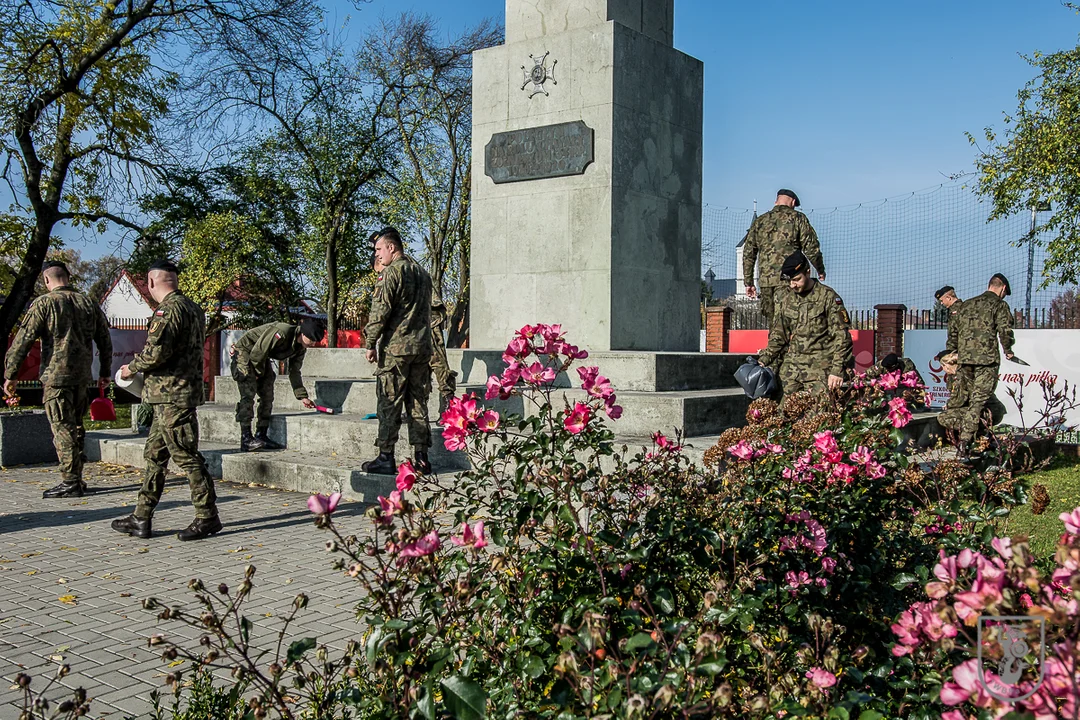 Żołnierze 1. Warszawskiej Brygady Pancernej uprzątnęli groby poległych bohaterów