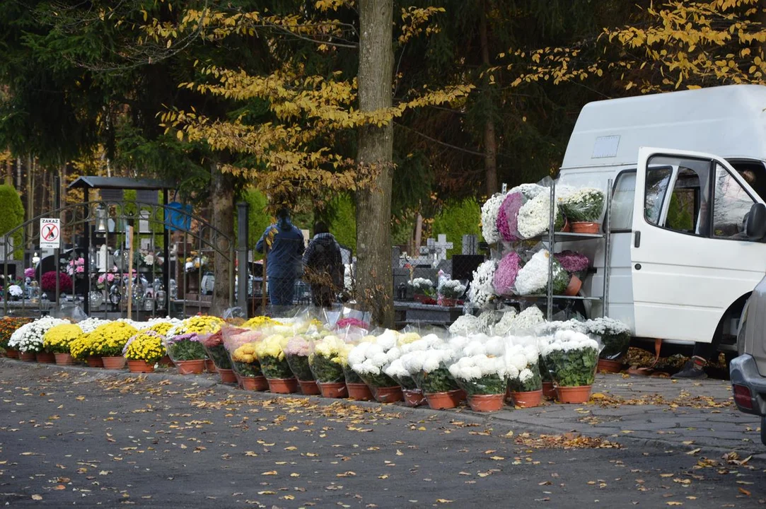 Przedświąteczny ruch przy cmentarzach w Chodlu i Poniatowej