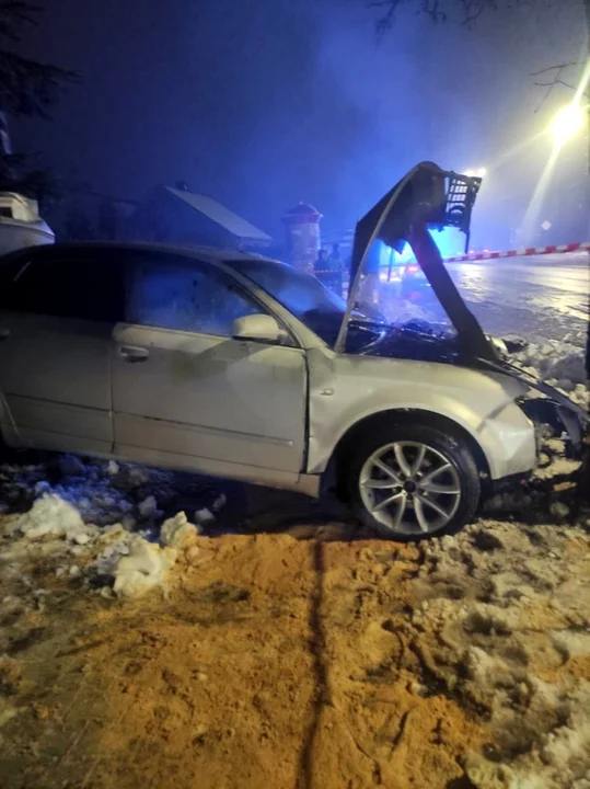 Lubelskie: Brawura i alkohol nie idą w parze. Auto skończyło na drzewie