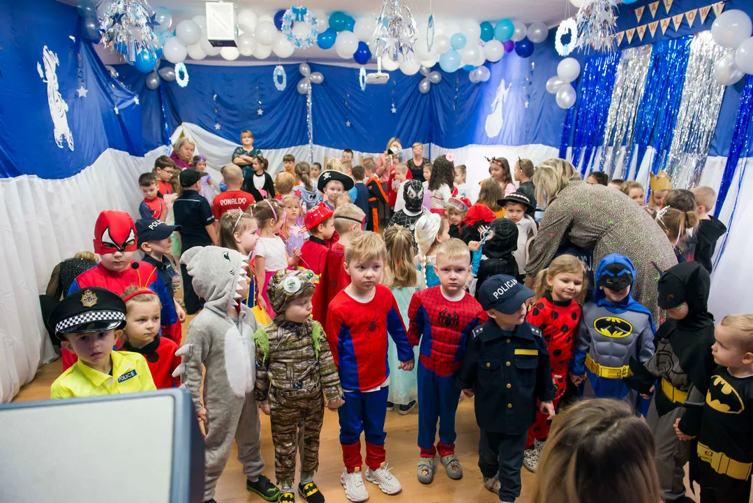 Bal karnawałowy w Przedszkolu Miejskim nr 2. Kolorowe stroje, muzyka i wspólna zabawa najmłodszych - Zdjęcie główne
