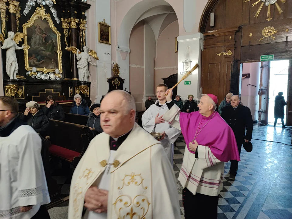 Biskup Grzegorz Suchodolski odwiedził Parafię Podwyższenia Krzyża Św. Ingres Biskupa z plebanii do kościoła i msza święta