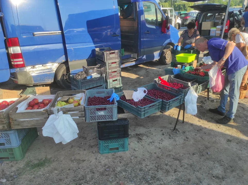 Czwartkowy targ w Biłgoraju przyciągnął tłumy. Pogoda sprzyja zakupom  (foto) - Zdjęcie główne