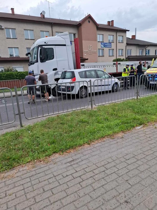 Znamy szczegóły wypadku na ul. Warszawskiej. 71-latek miał zjechać na lewy pas - Zdjęcie główne