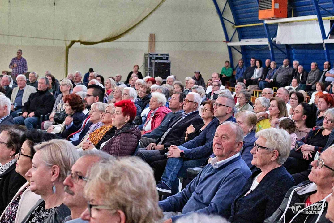 ŁUKÓW Reprezentacyjny Zespół Artystyczny Wojska Polskiego wystąpił w „Jedynce”.Pieśni i piosenki wojskowe.