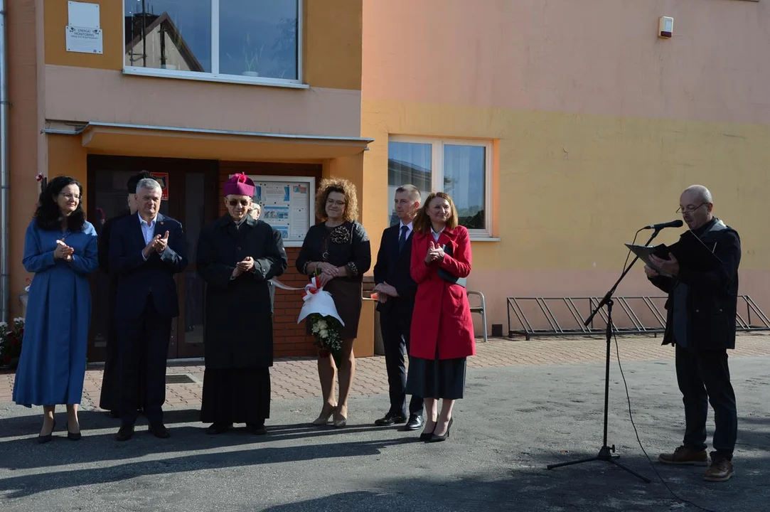 Uroczystość odłonięcta tabicy pamiątkowej poświęconej chodelskim Żydom zamrodowanym podczas akcji „Reinhardt”