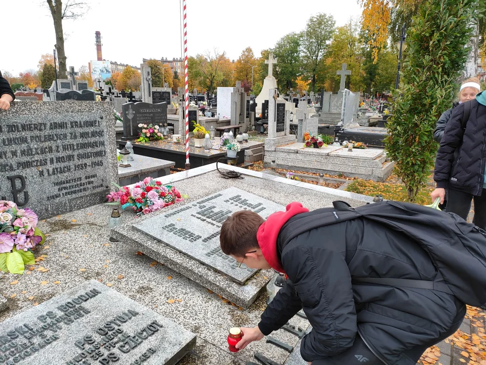 Uczniowie "Rolnika" zadbali o nagrobki na łukowskich cmentarzach