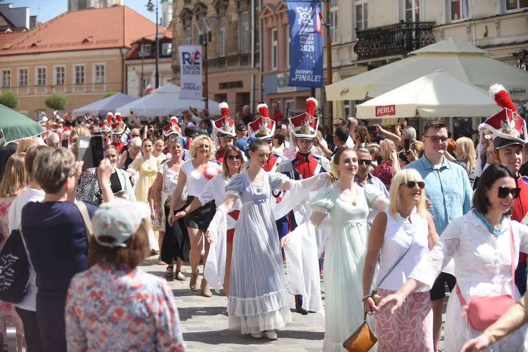 Polonez dla Lublina. Barwny korowód w centrum miasta [DUŻO ZDJĘĆ] - Zdjęcie główne