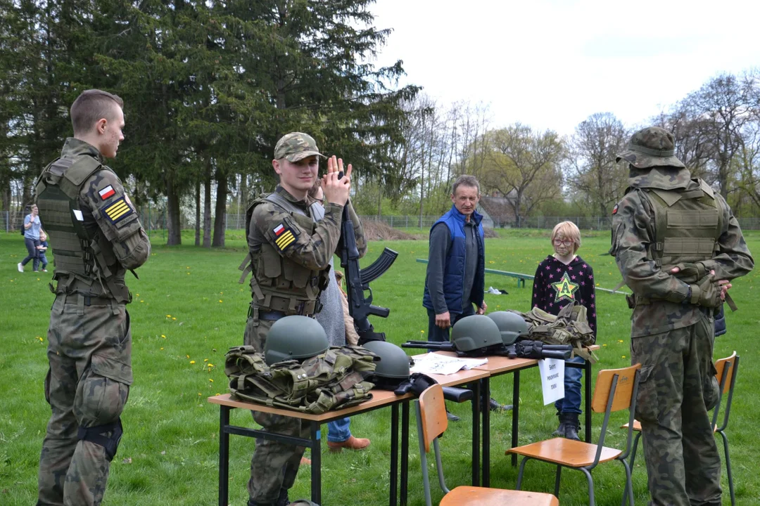 Dzień otwarty w Zespole Szkół w Radoryżu Smolanym (ZDJĘCIA) Goście mogli poćwiczyć strzelanie i musztrę