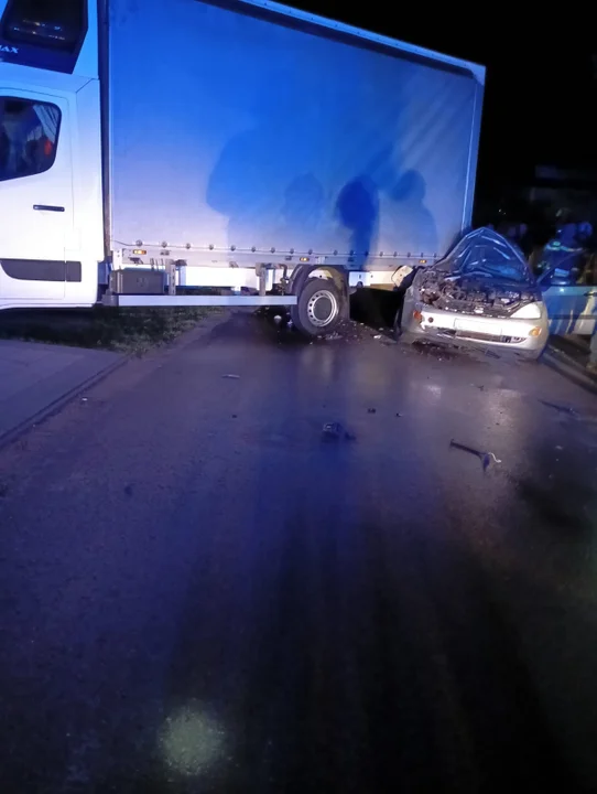 Nocny wypadek w Sarnowie. Auto uderzyło w samochód dostawczy, są ranni - Zdjęcie główne