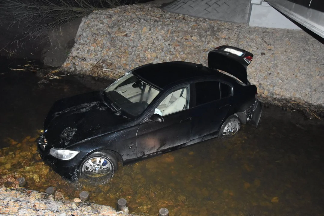 Powiat radzyński: BMW wjechało do rzeki. 18-latek ma "prawko" od pół roku - Zdjęcie główne