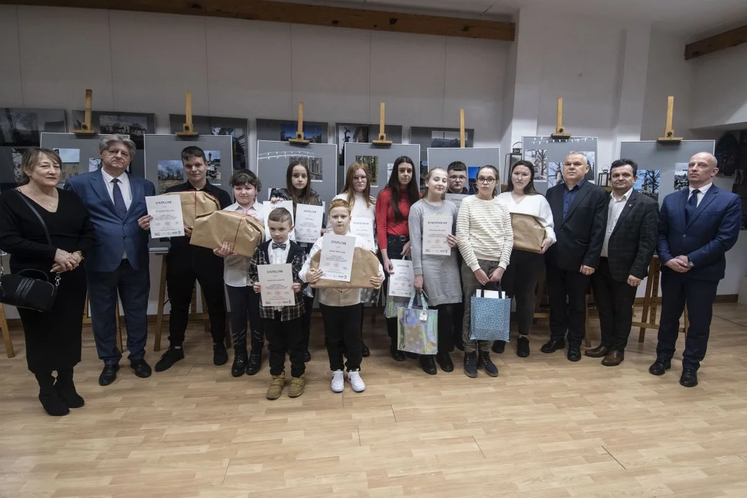 Podsumowanie konkursu fotograficznego ,,Miejsca pamięci związane z Powstaniem Styczniowym na Ziemi Łukowskiej”. Wernisaż prac w Muzeum Regionalnym - Zdjęcie główne