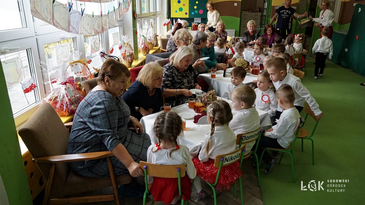 Uniwersytet Trzeciego Wieku i przedszkole nr 2 wspólnie obchodzili święto 11 listopada