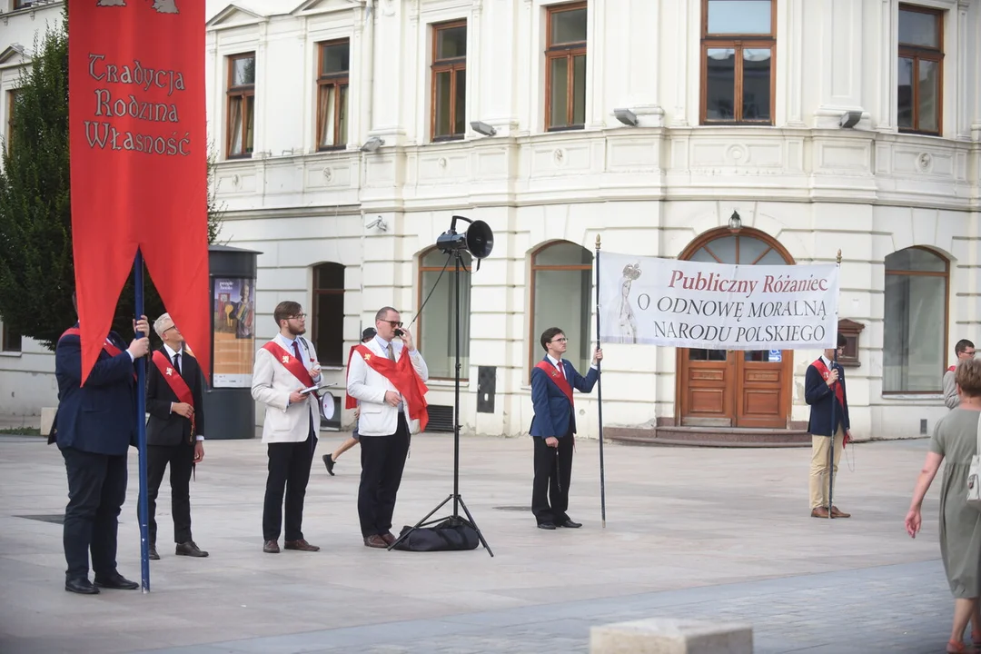 Publiczny różaniec w centrum miasta. Modlili się o odnowę moralną narodu Polskiego [ZDJĘCIA] - Zdjęcie główne