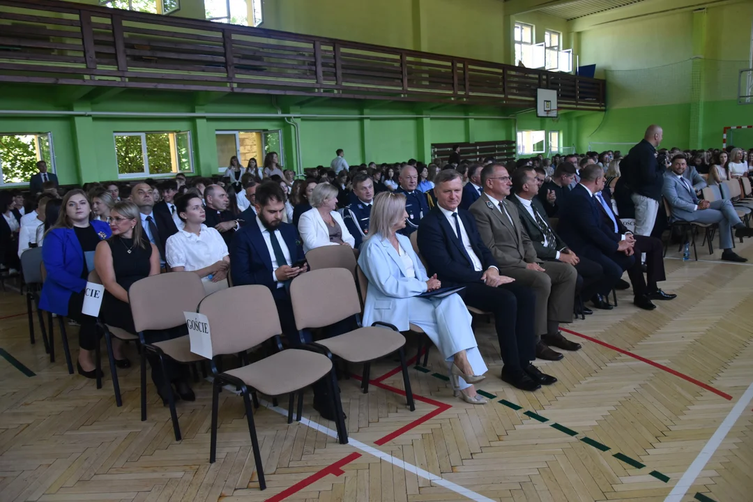 Powiatowa inauguracja roku szkolnego w Międzyrzecu Podlaskim. Nowy sztandar, awanse i stypendia dla wybitnych